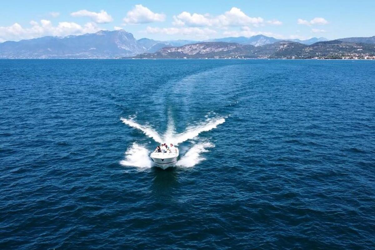 лодка по средата на голям воден басейн