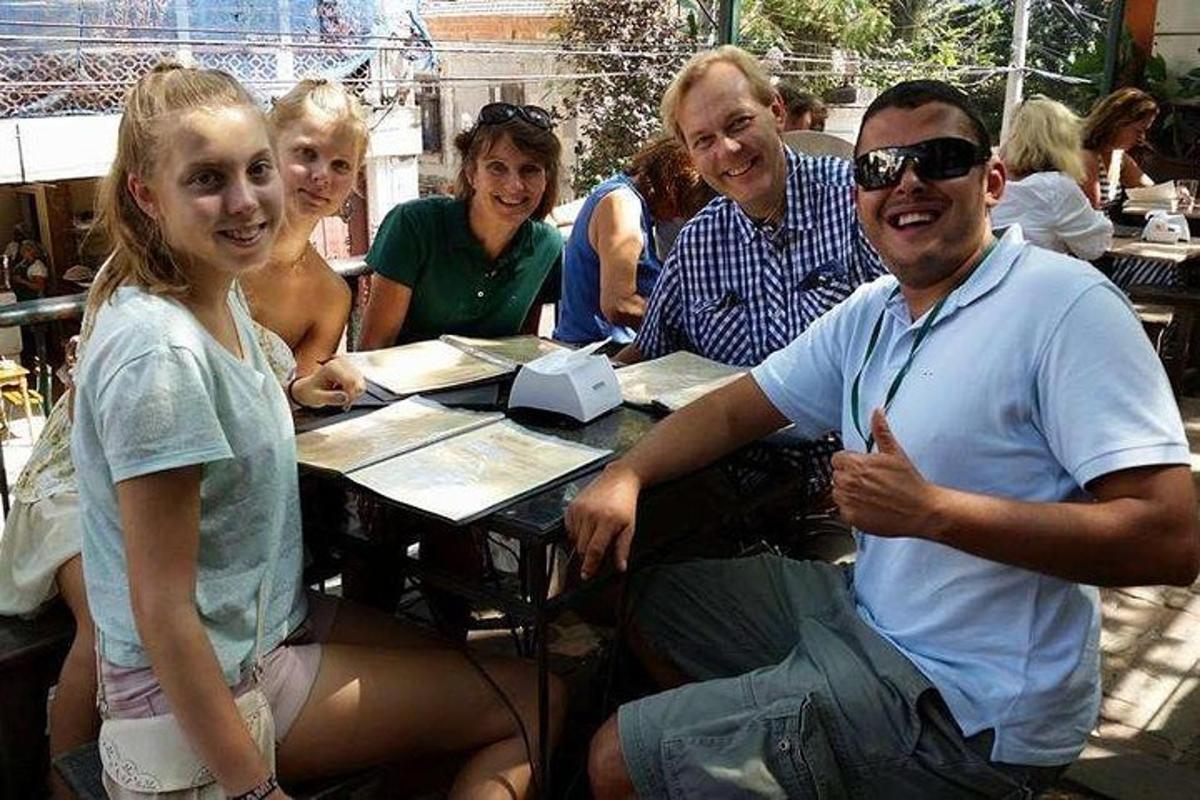 un grup de persones assegudes a una taula