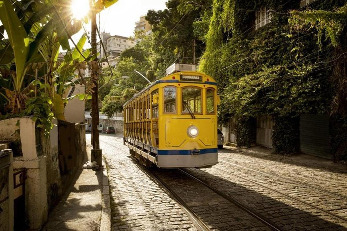 un tramvia groc al carrer