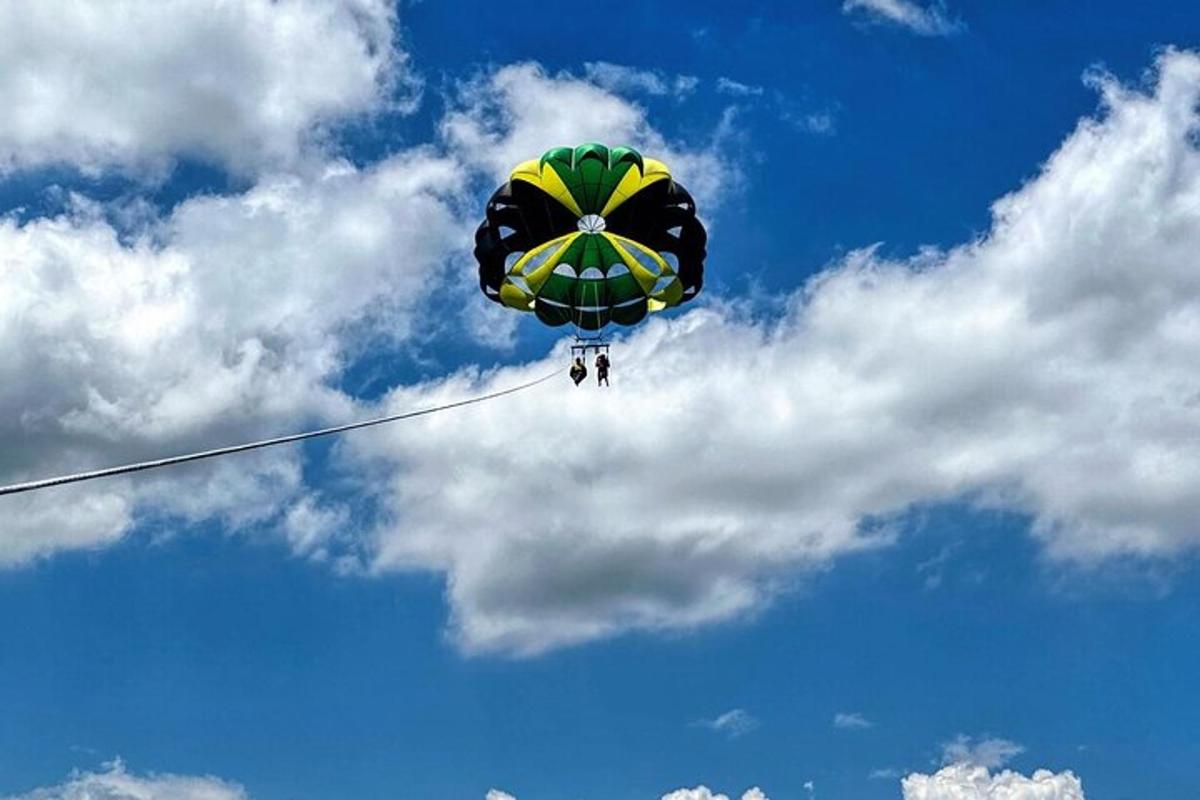una cometa verde y amarilla volando en el cielo