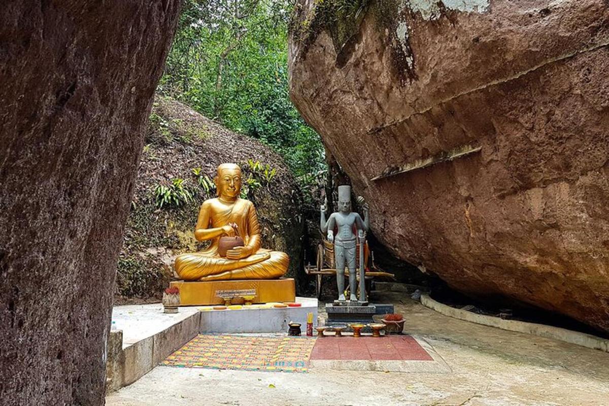 um homem em pé ao lado de uma grande estátua dourada