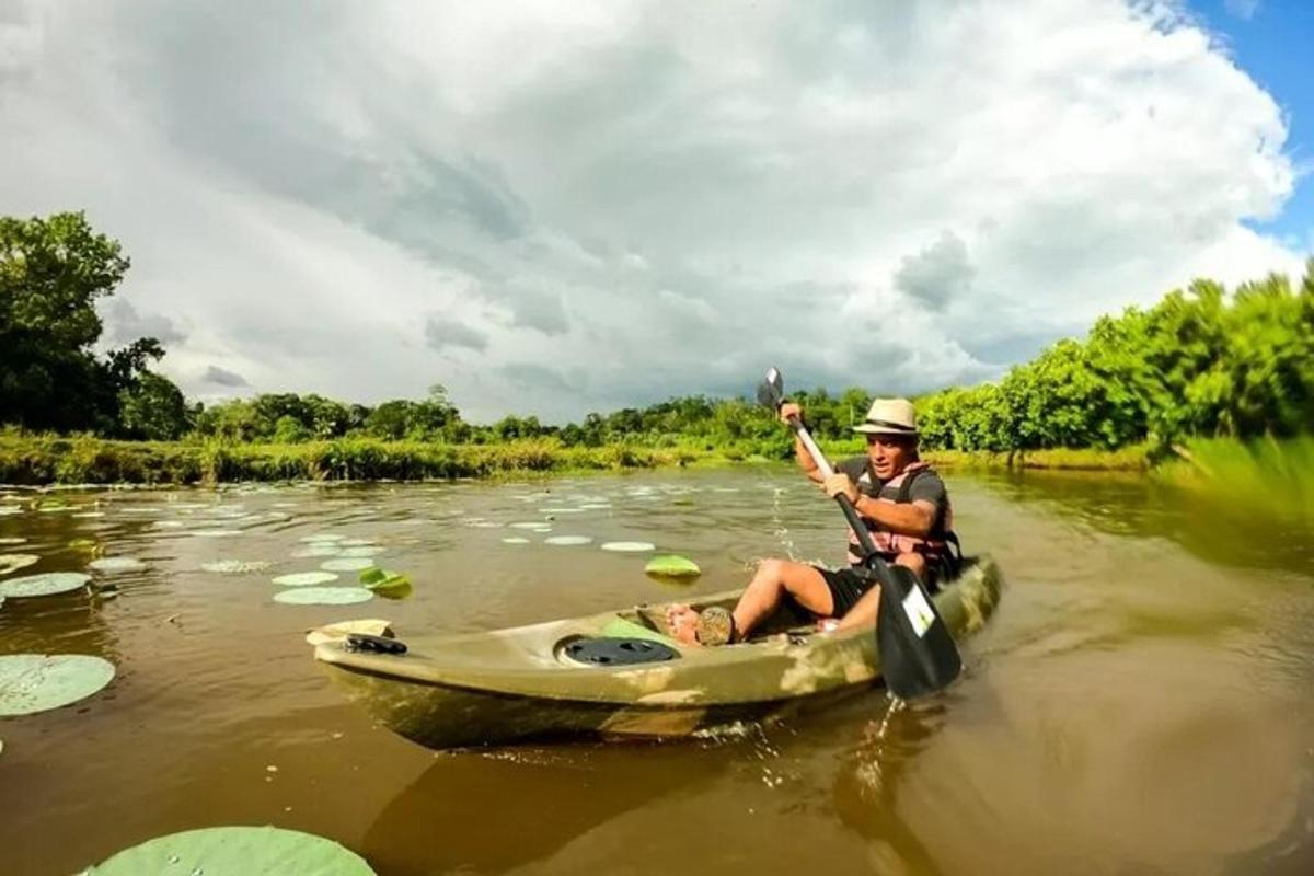 un uomo sta remando su una barca su un fiume