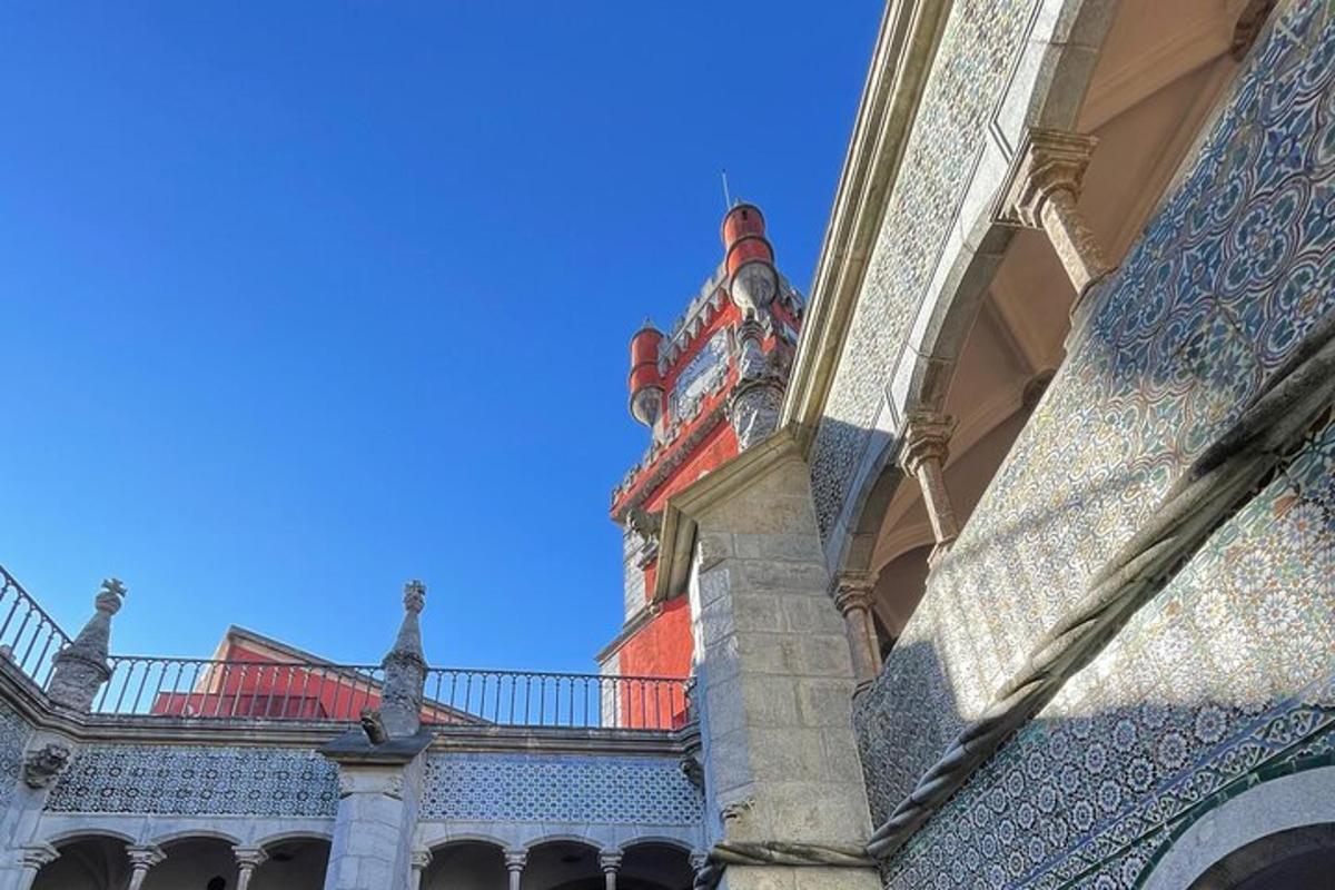 een gebouw met een klokkentoren op de achtergrond