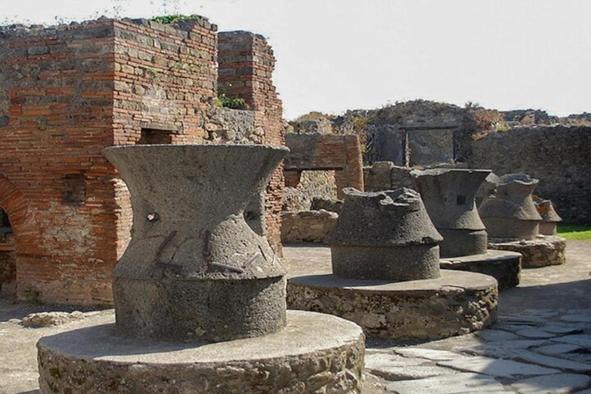 một hàng bình đá đặt trong sân