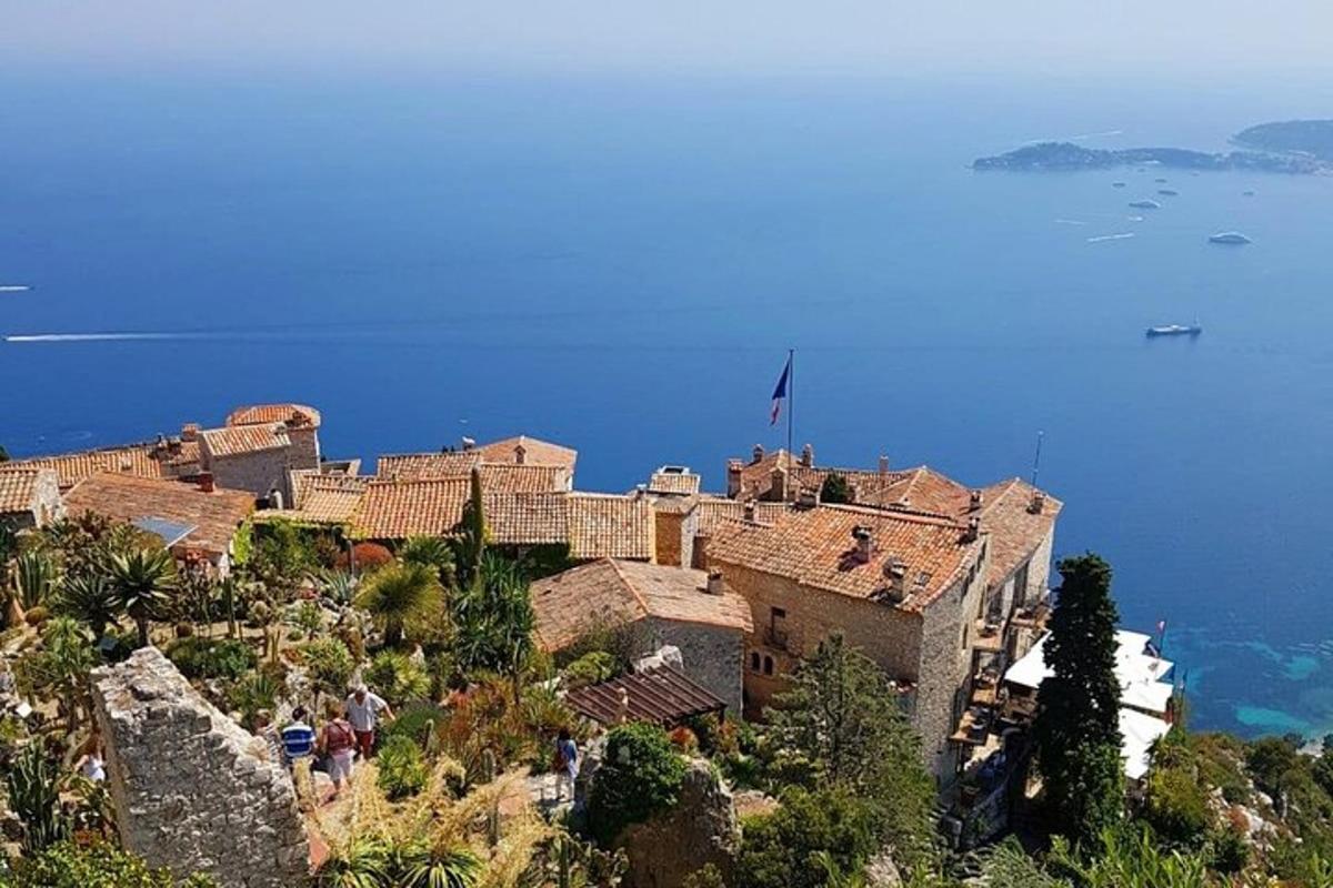 um castelo no topo de uma colina perto do oceano