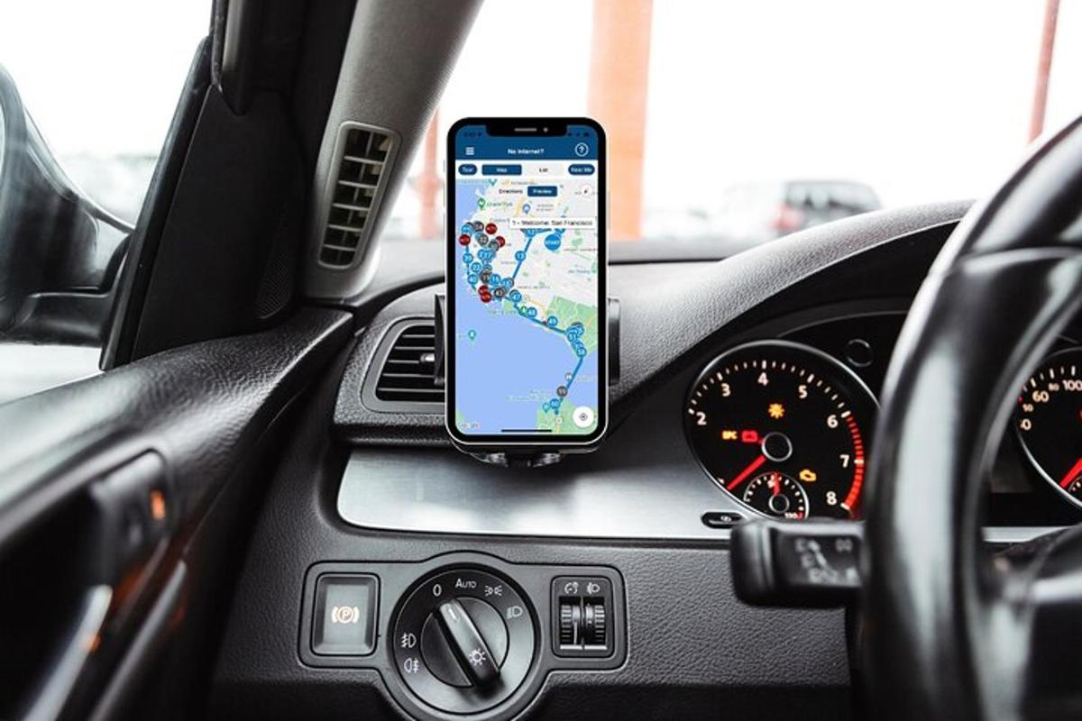 egy mobiltelefon ül egy autó műszerfalán