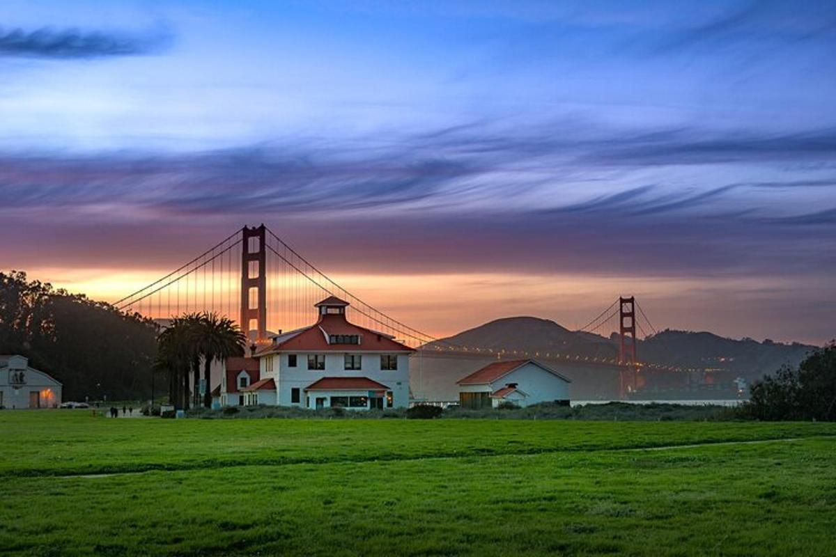 una casa en un camp amb el pont Golden Gate