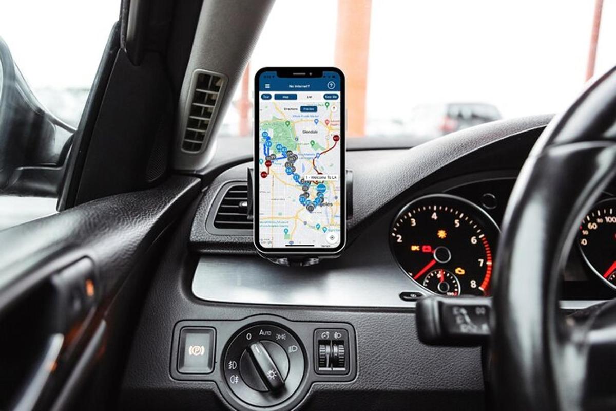 un telefon mobil așezat pe bordul unei mașini