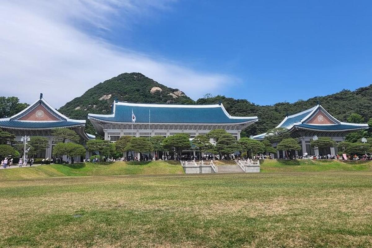um grande edifício com um telhado azul em um campo