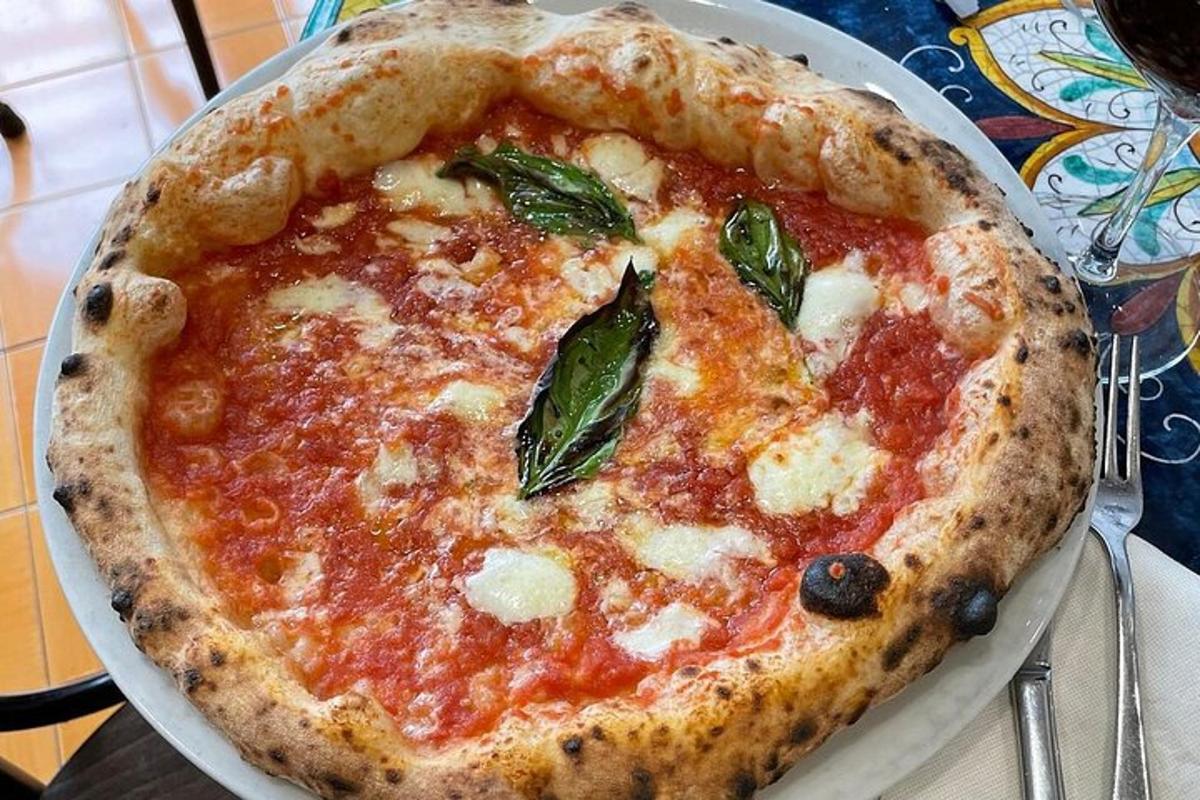 eine Pizza auf einem Teller auf einem Tisch