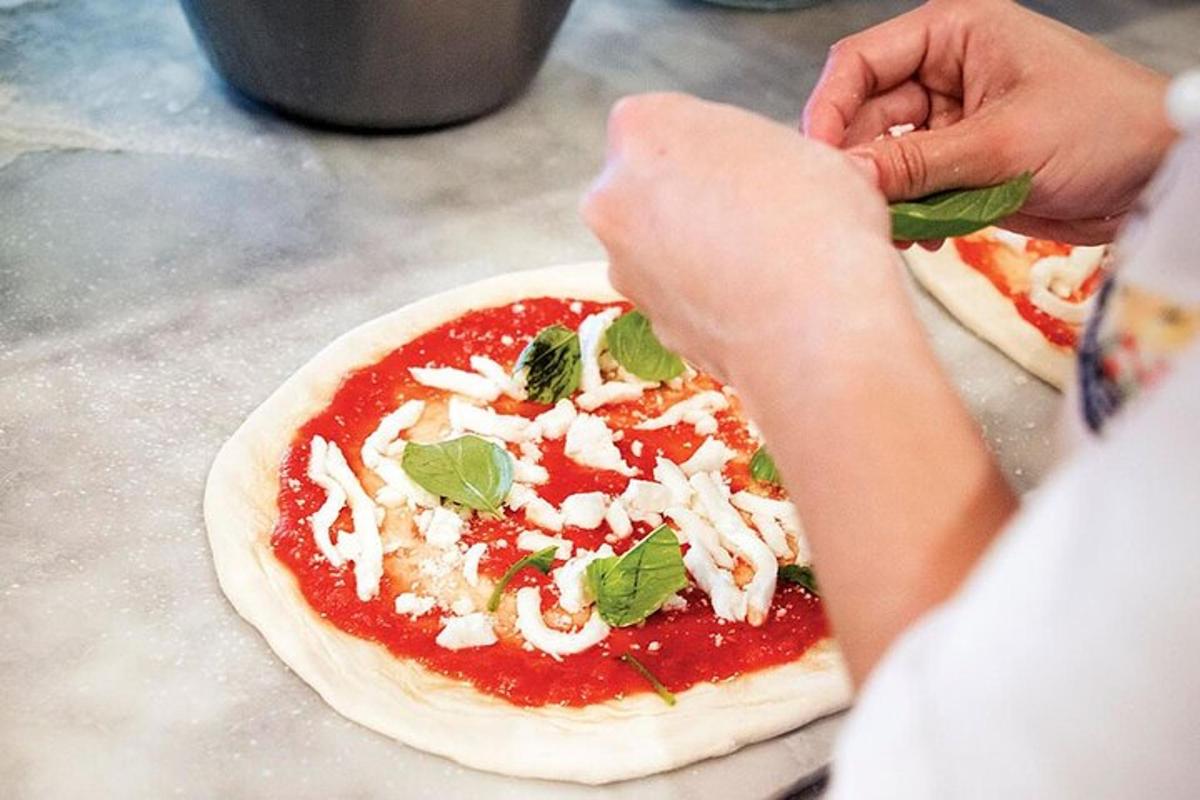 maður að búa til pizzu á borði