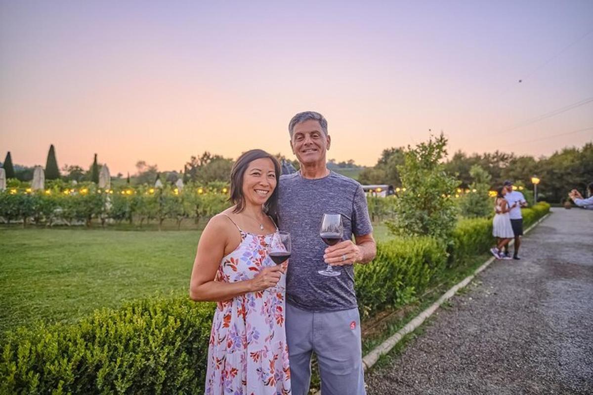 Un hombre y una mujer sosteniendo una copa de vino