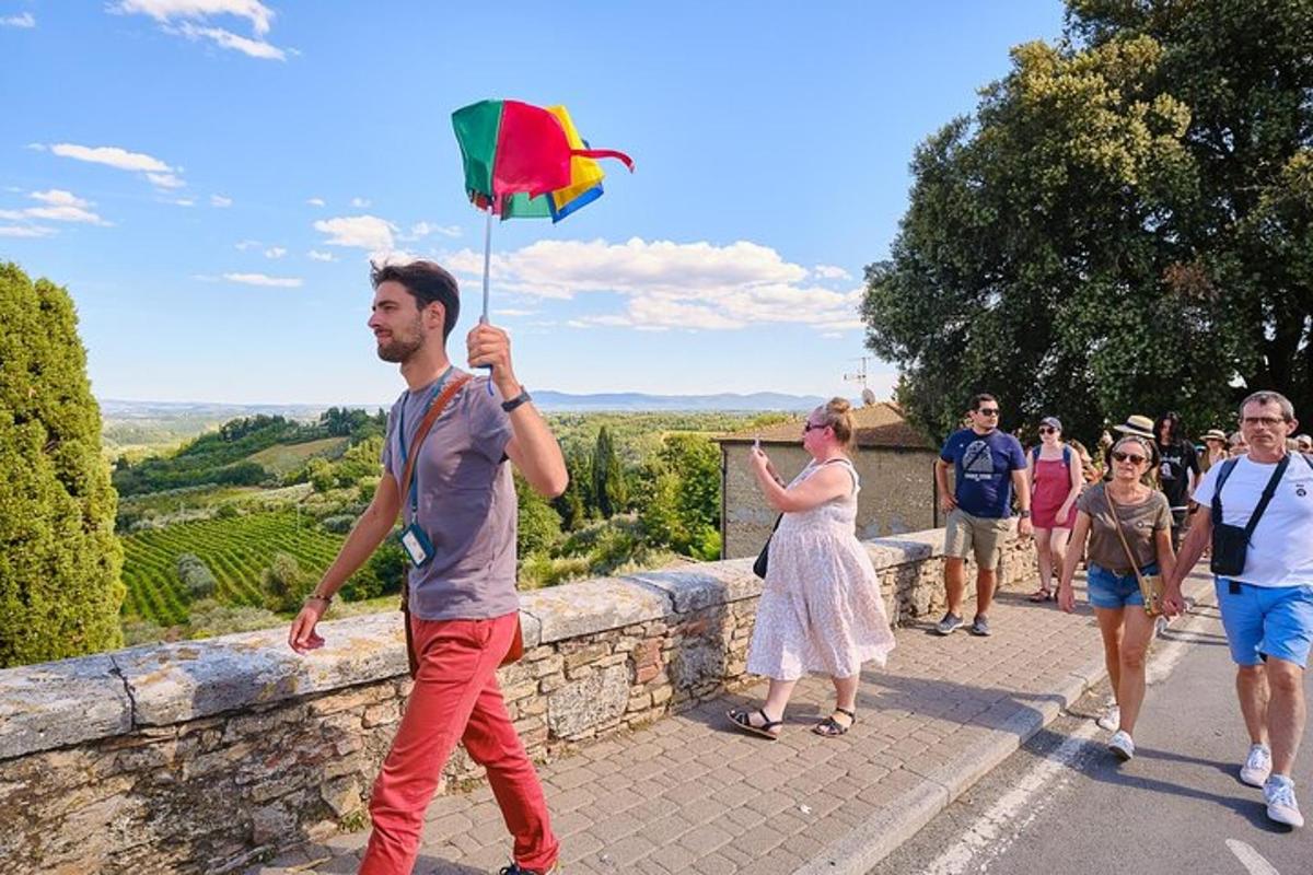 Un hombre caminando por una calle sosteniendo una bandera