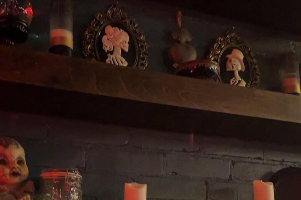 uma prateleira com velas e outros itens