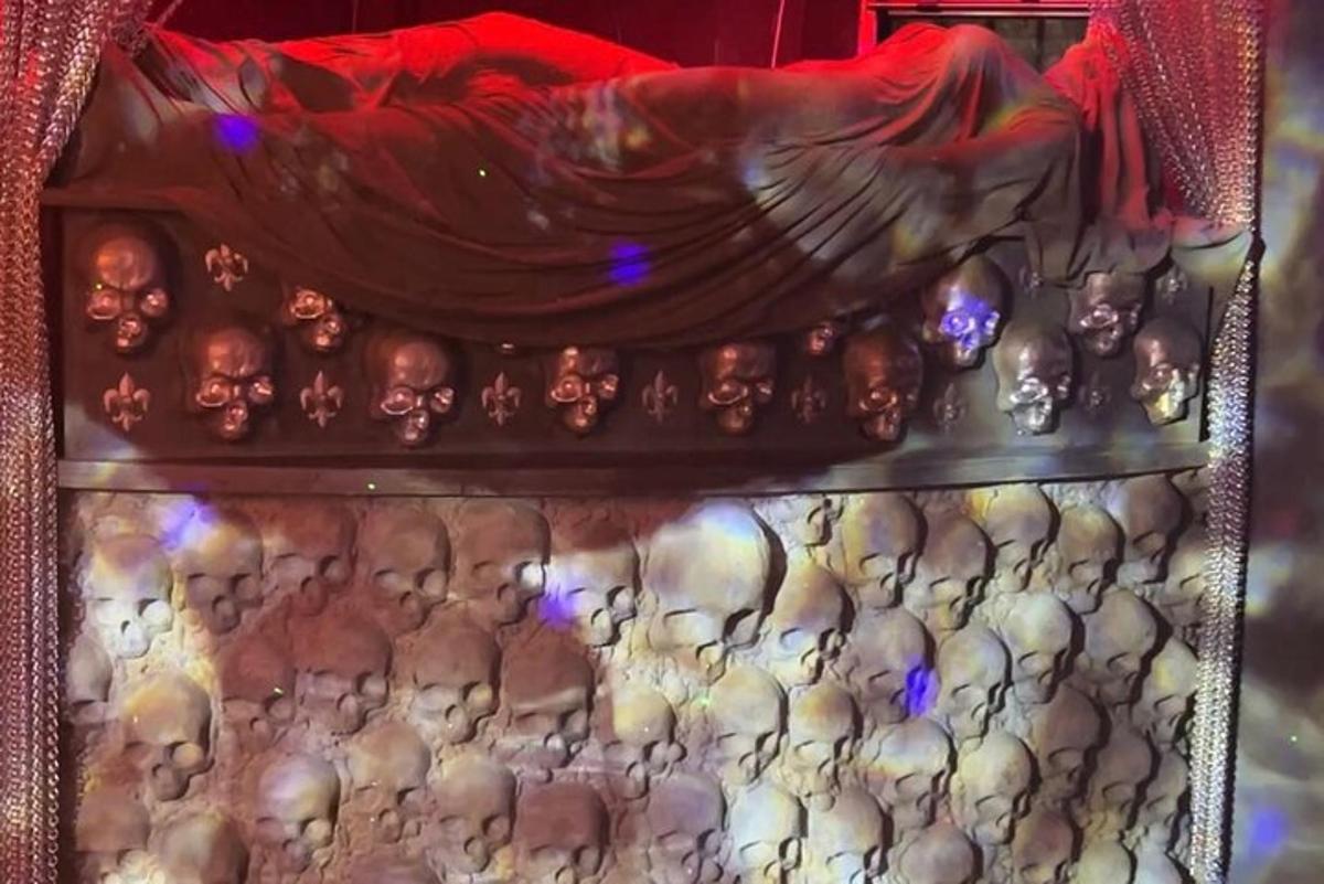 Una vitrina llena de calaveras y otras figuras