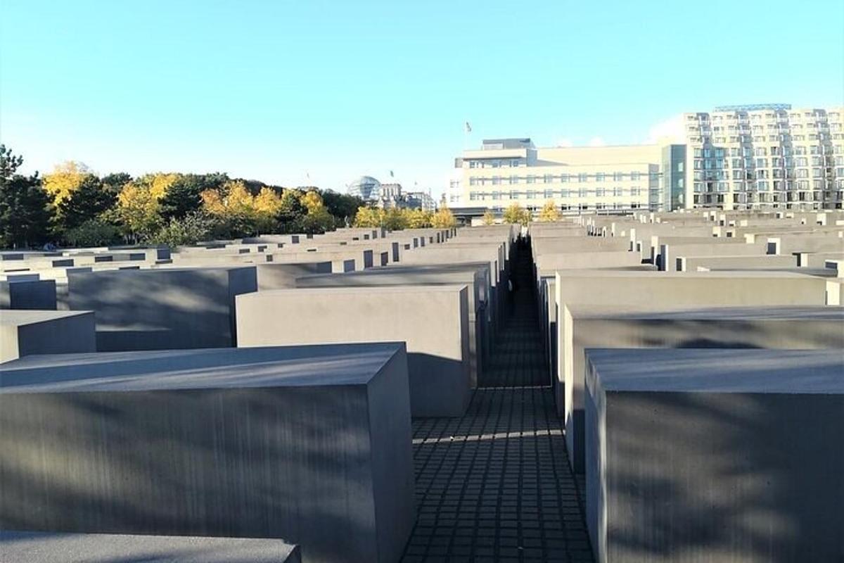 uma fileira de barreiras de concreto em frente a um prédio