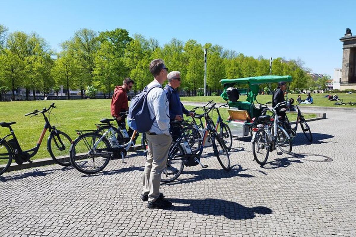 um grupo de pessoas em pé ao lado de suas bicicletas