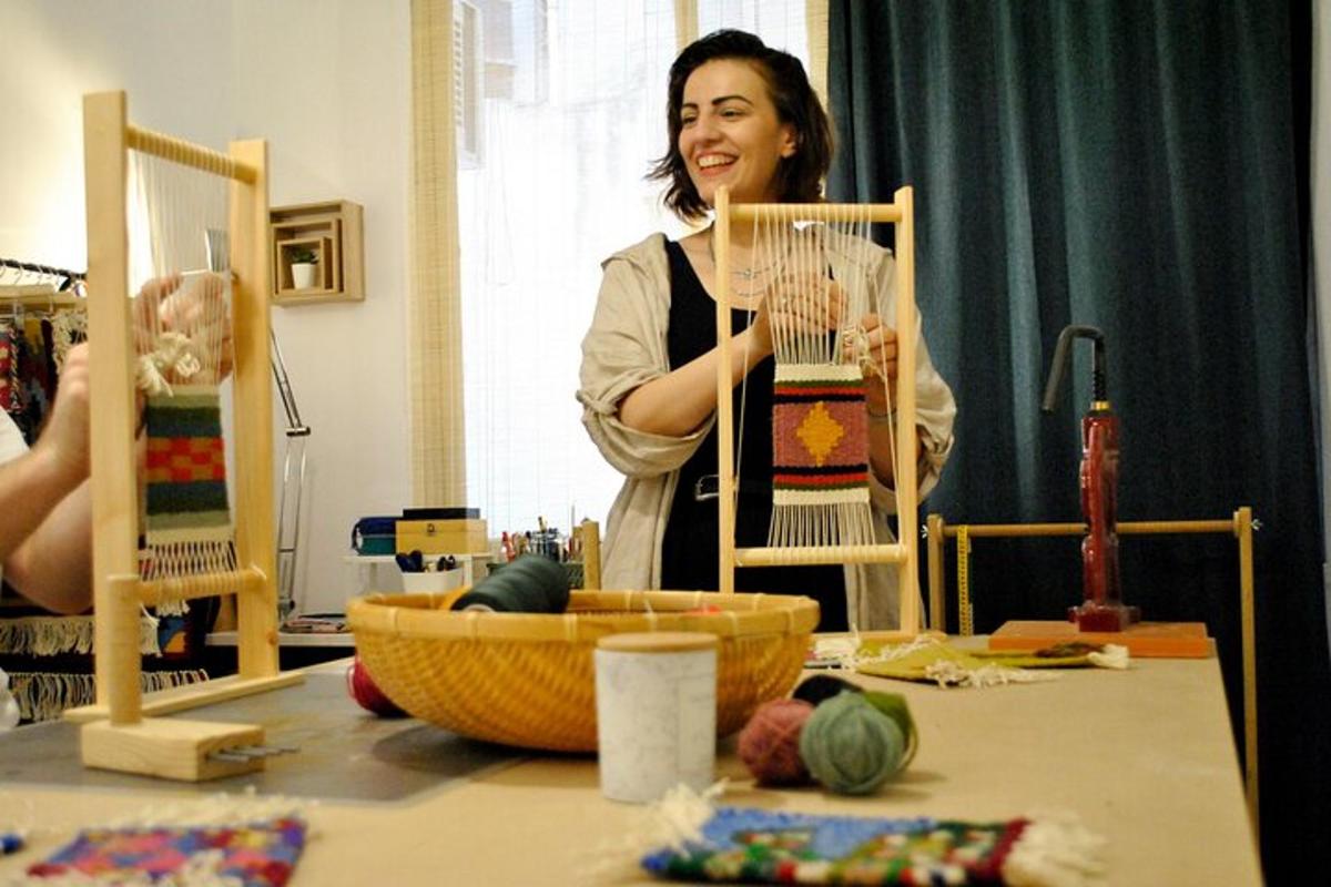 una donna tiene in mano un pezzo di legno