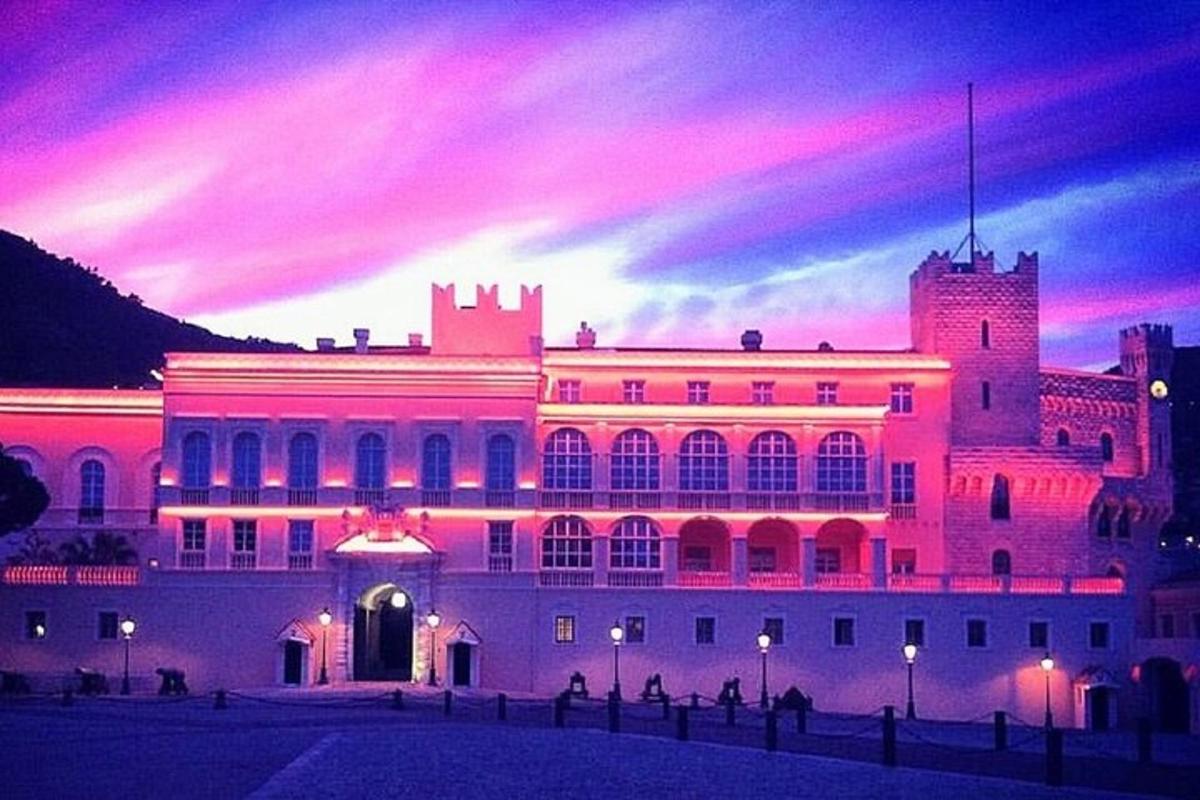 um grande edifício com um pôr do sol ao fundo