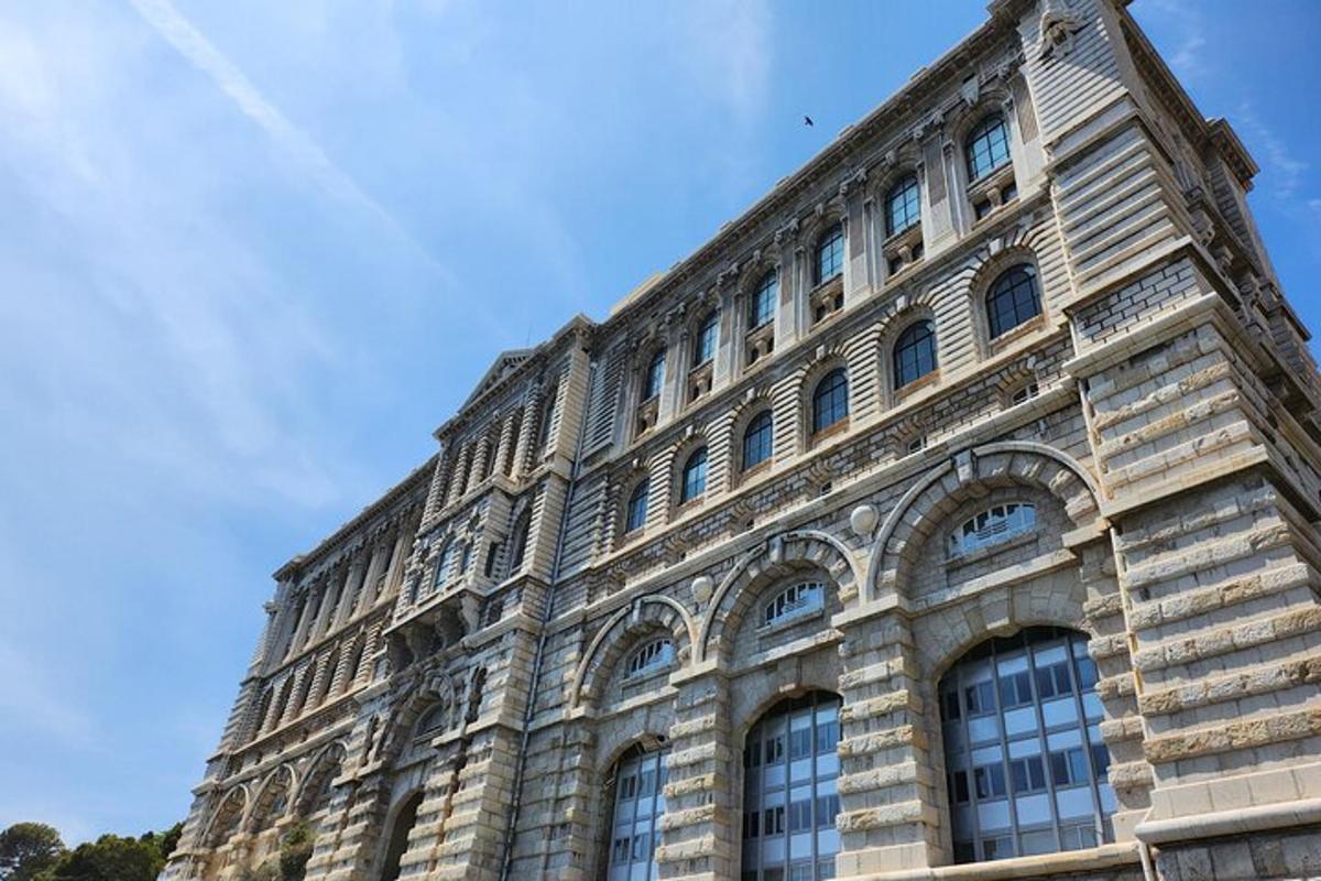 um grande edifício com muitas janelas nas laterais