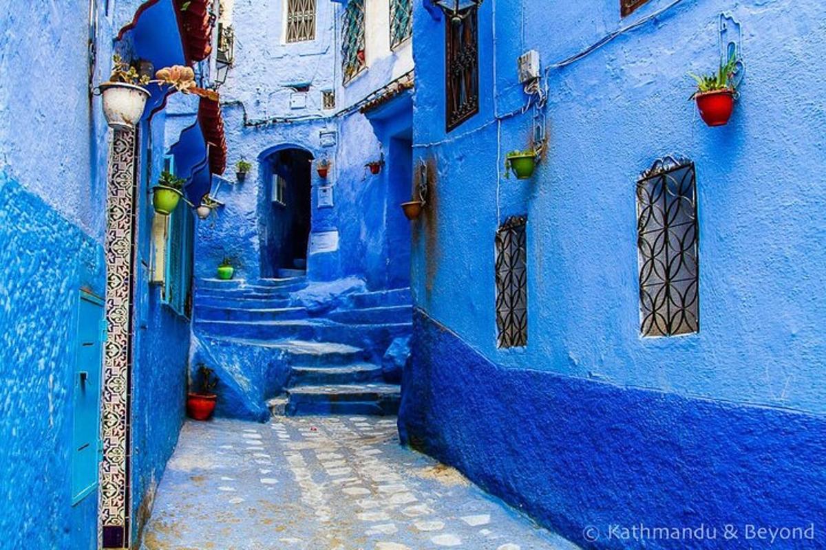 un carreró blau amb escales i un fanal