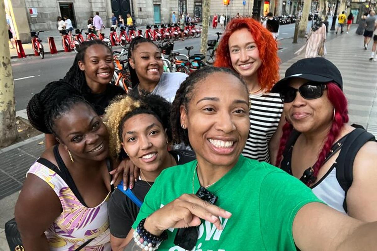 un gruppo di persone in posa per una foto per strada