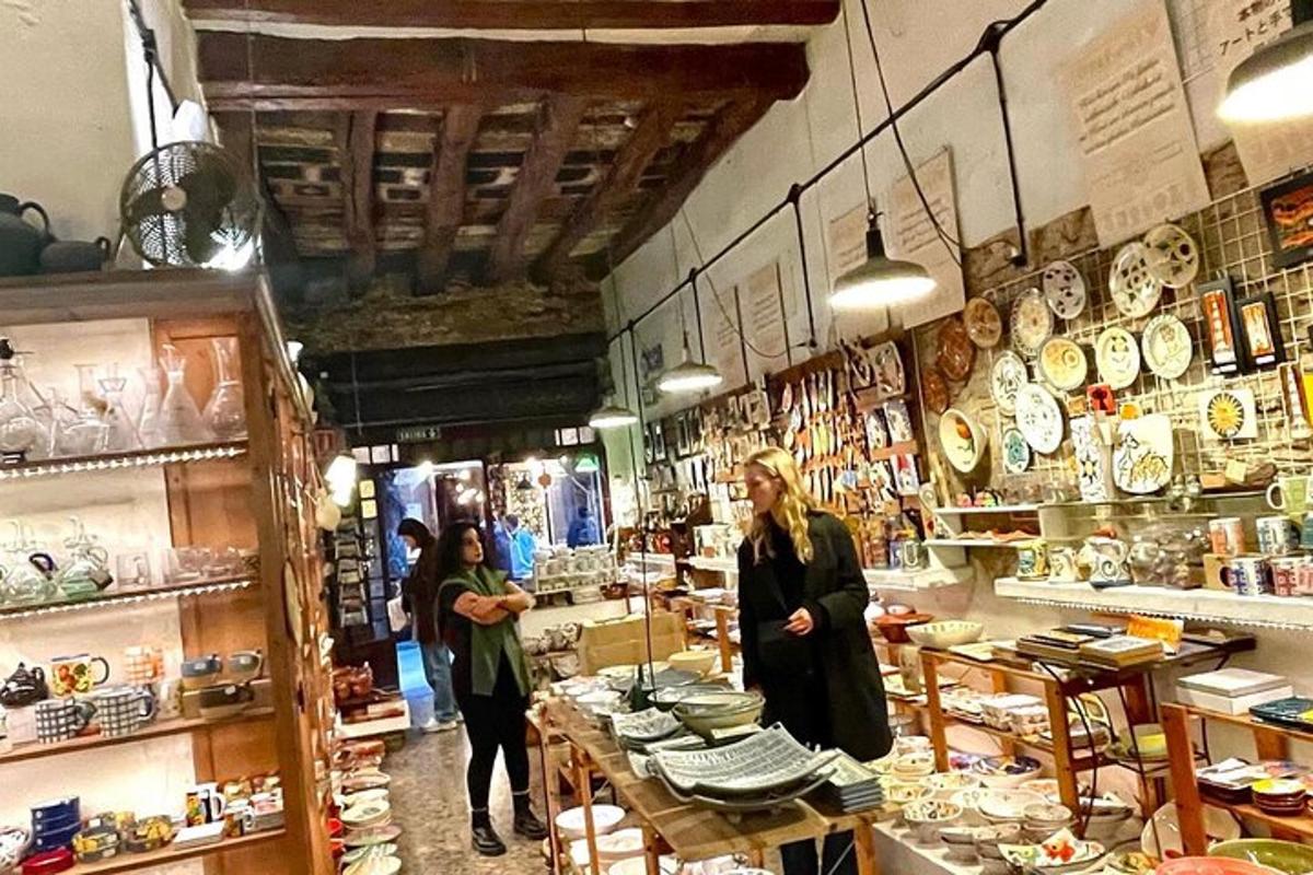 un gruppo di persone in piedi all'interno di un negozio
