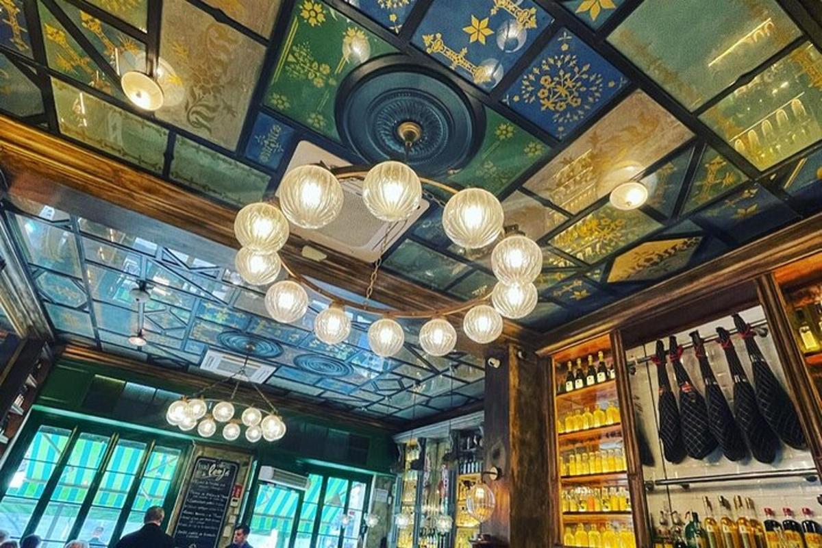 un bar con soffitto dipinto e lampadari