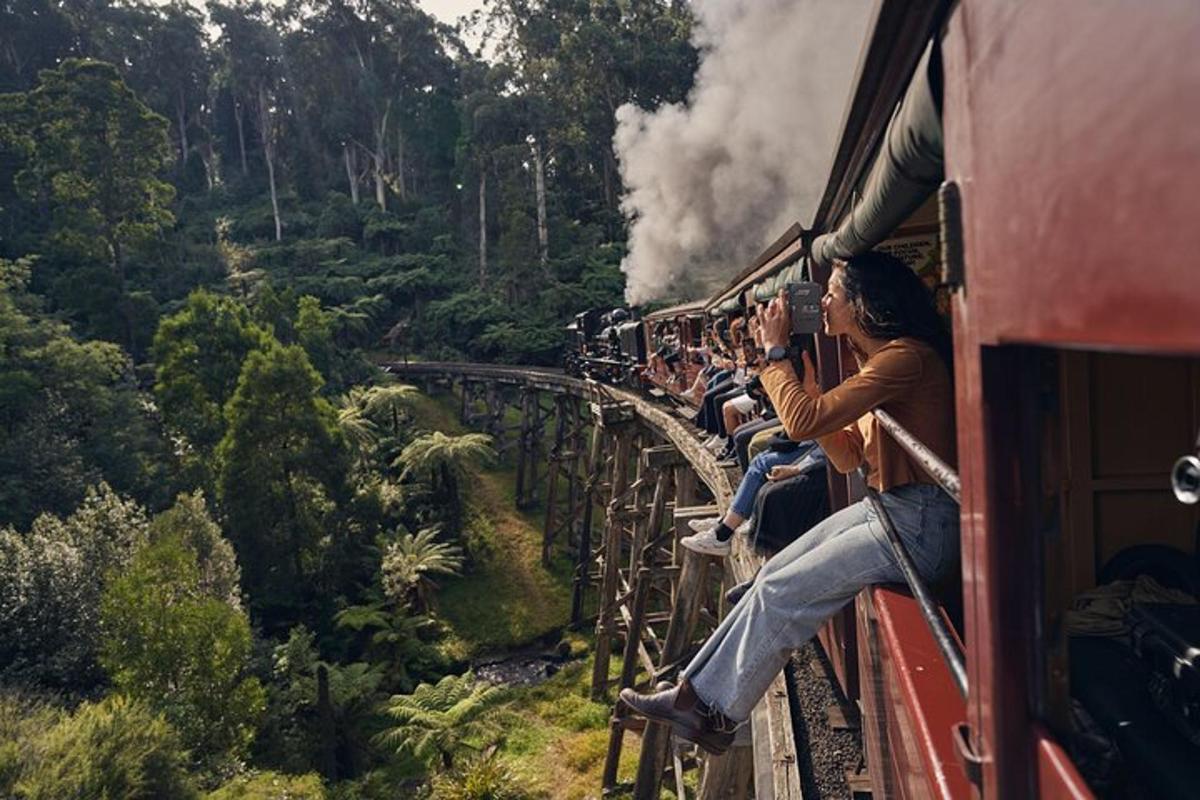 sekelompok orang yang duduk di sisi kereta api