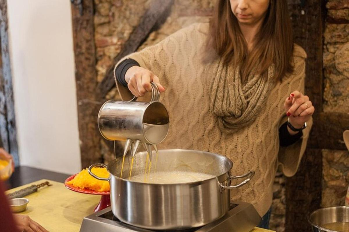 一位女士正在炉子上的锅里准备食物