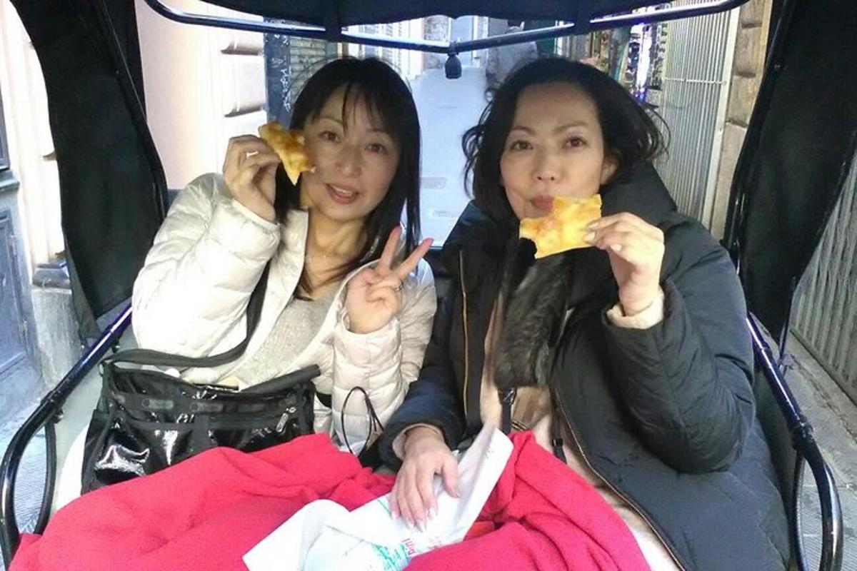 dua wanita duduk di dalam bas sedang makan makanan