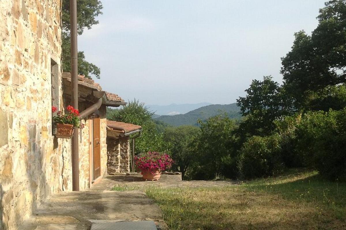 o clădire din piatră cu ghivece de flori pe lateral