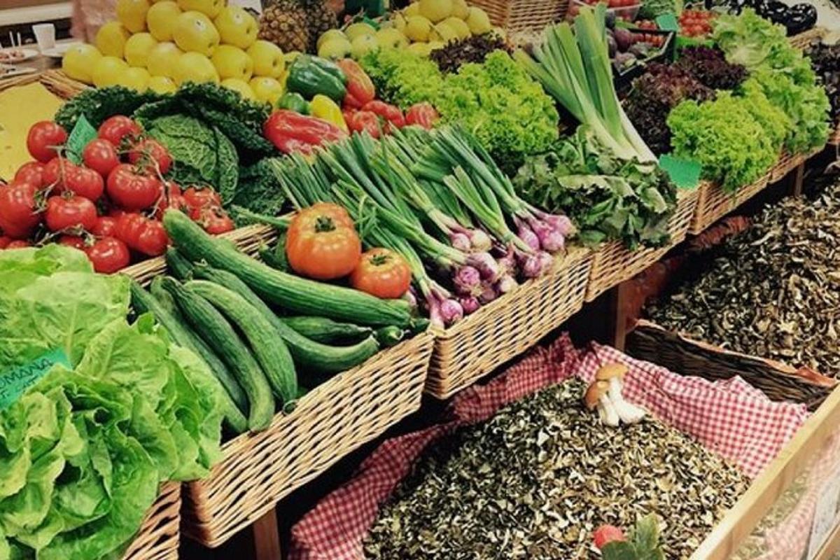 o expunere de fructe și legume în coșuri într-un magazin