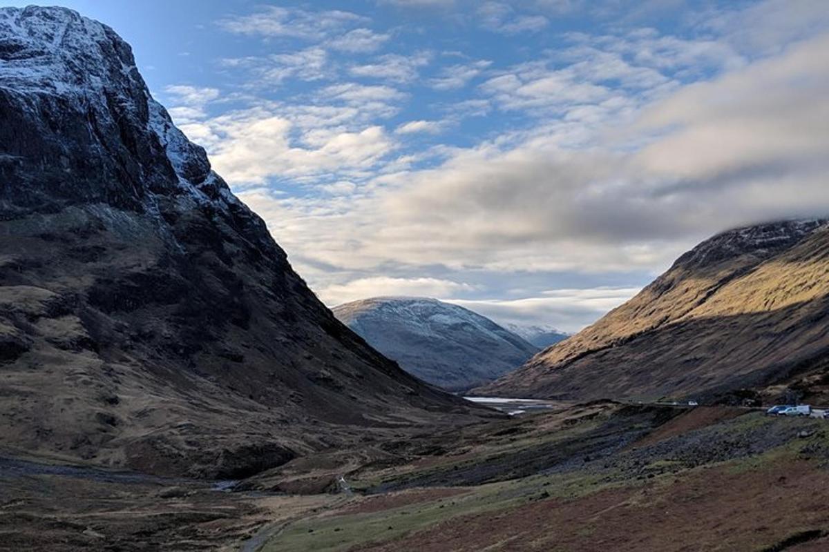 útsýni yfir dal í fjallgarði