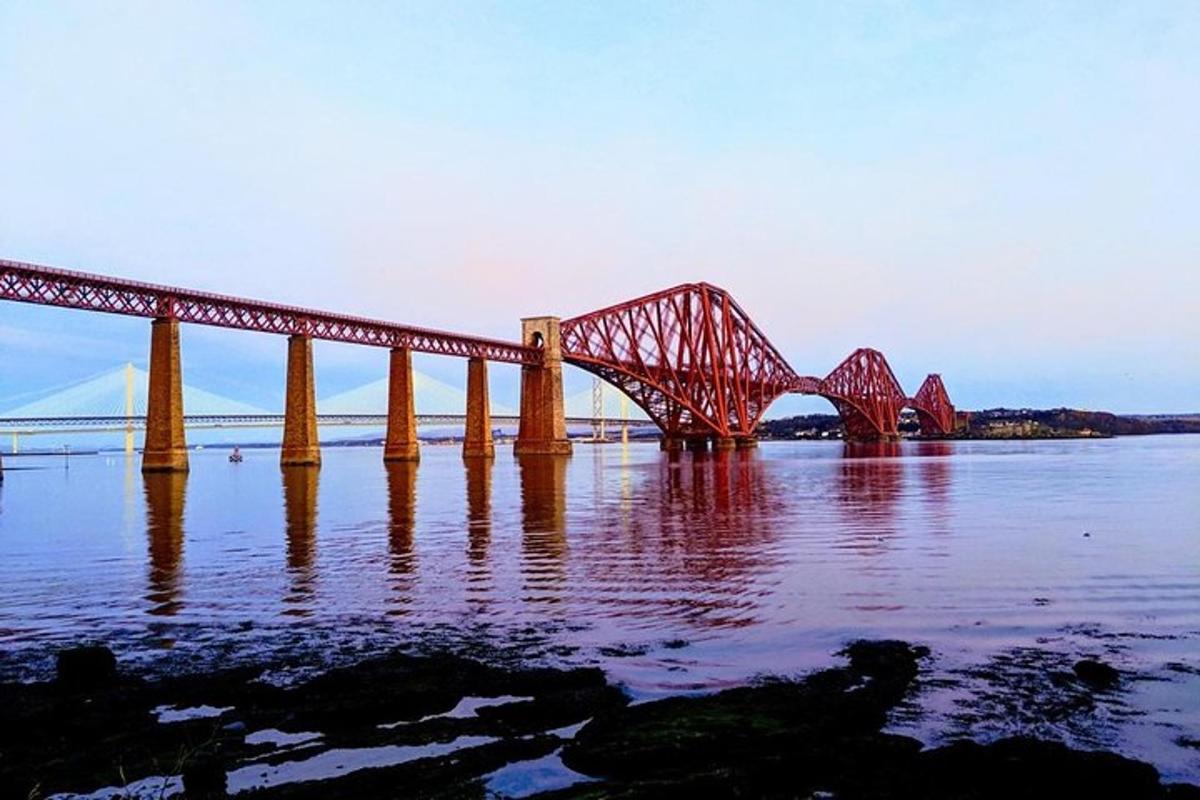 eine große rote Brücke im Wasser mit