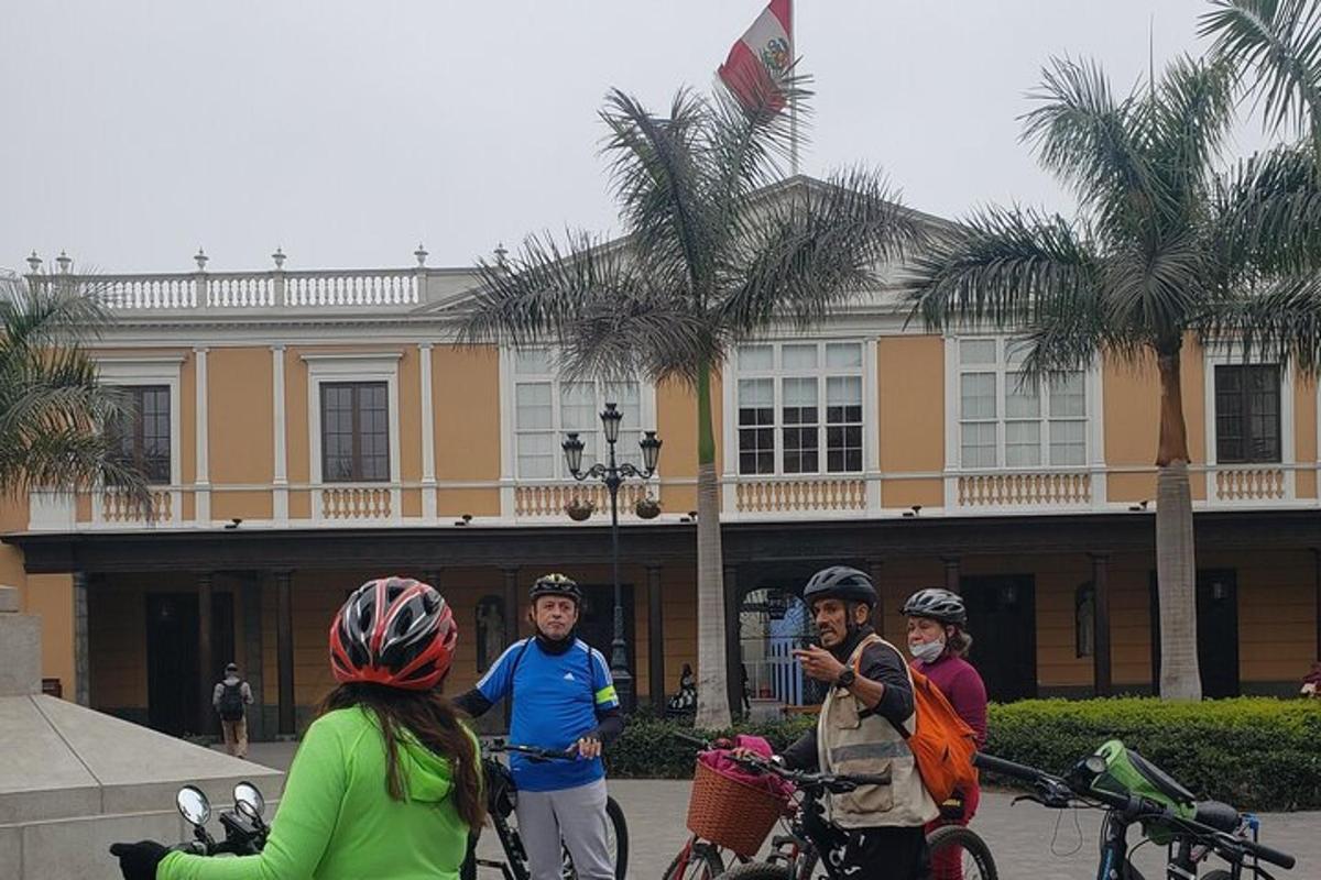 sekumpulan orang berbasikal di hadapan sebuah bangunan