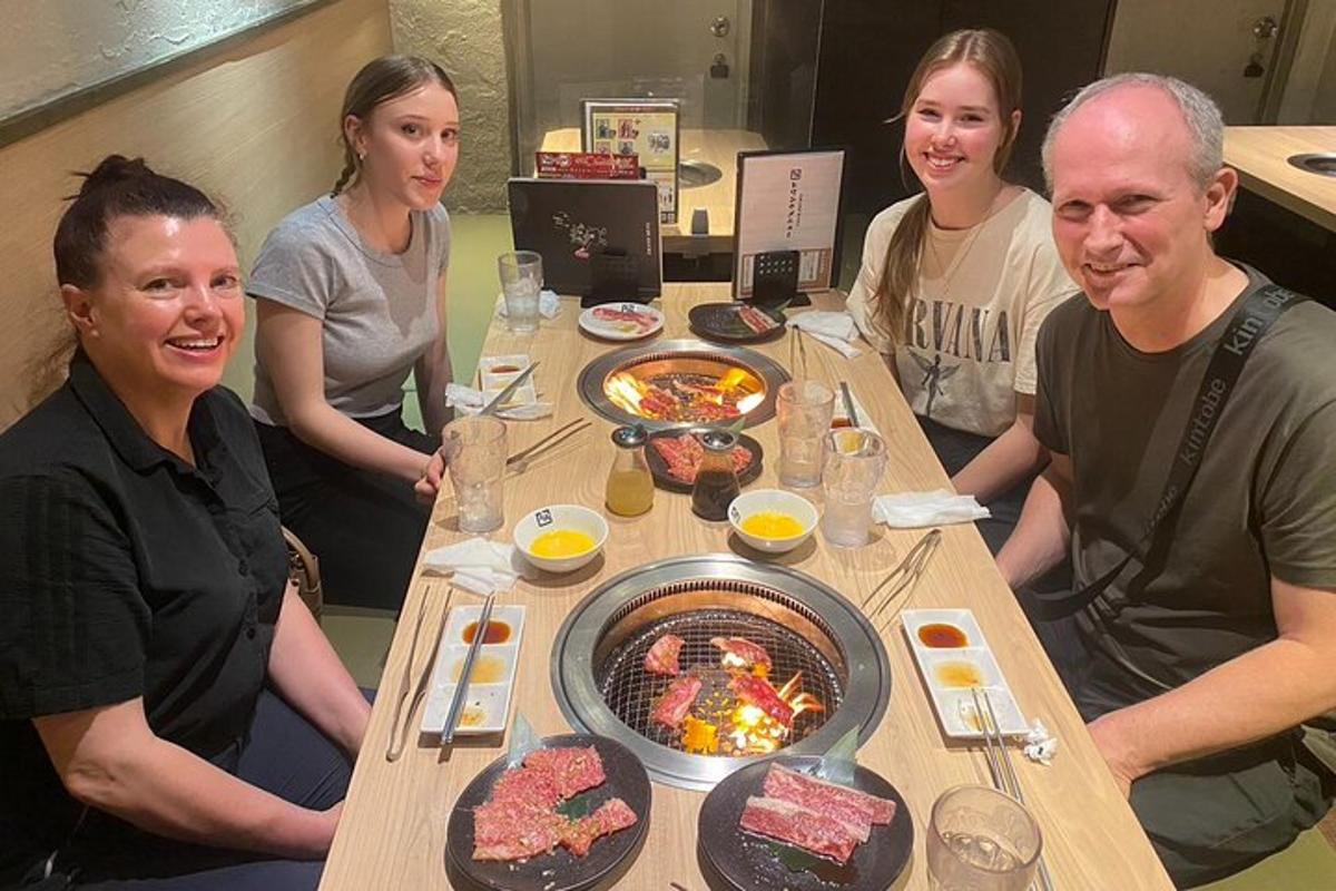 Un grupo de personas sentadas alrededor de una mesa con comida.