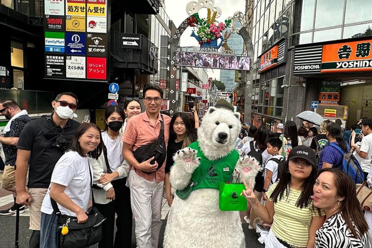 Un grupo de personas de pie en una calle con una persona disfrazada de oso.