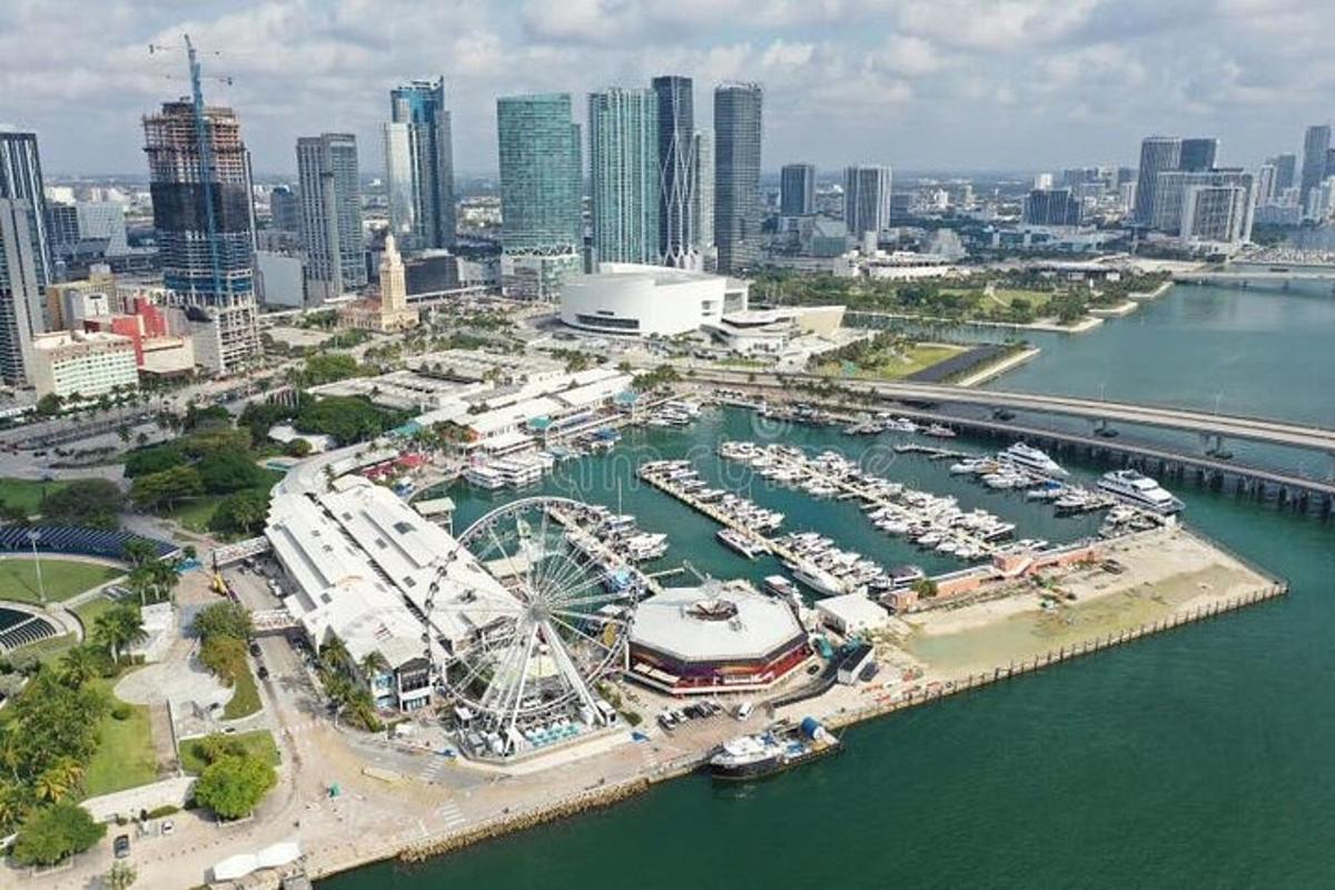pemandangan udara marina dengan sekumpulan bot
