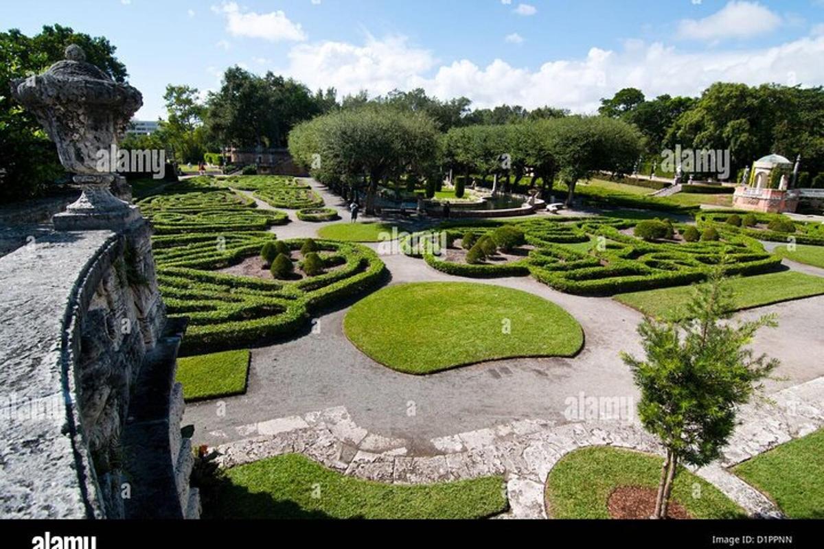 pemandangan udara taman dengan rumput dan pagar