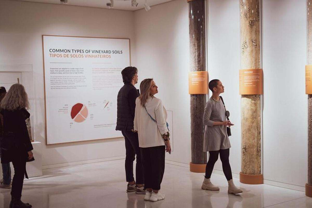 sekumpulan orang melihat lukisan di muzium