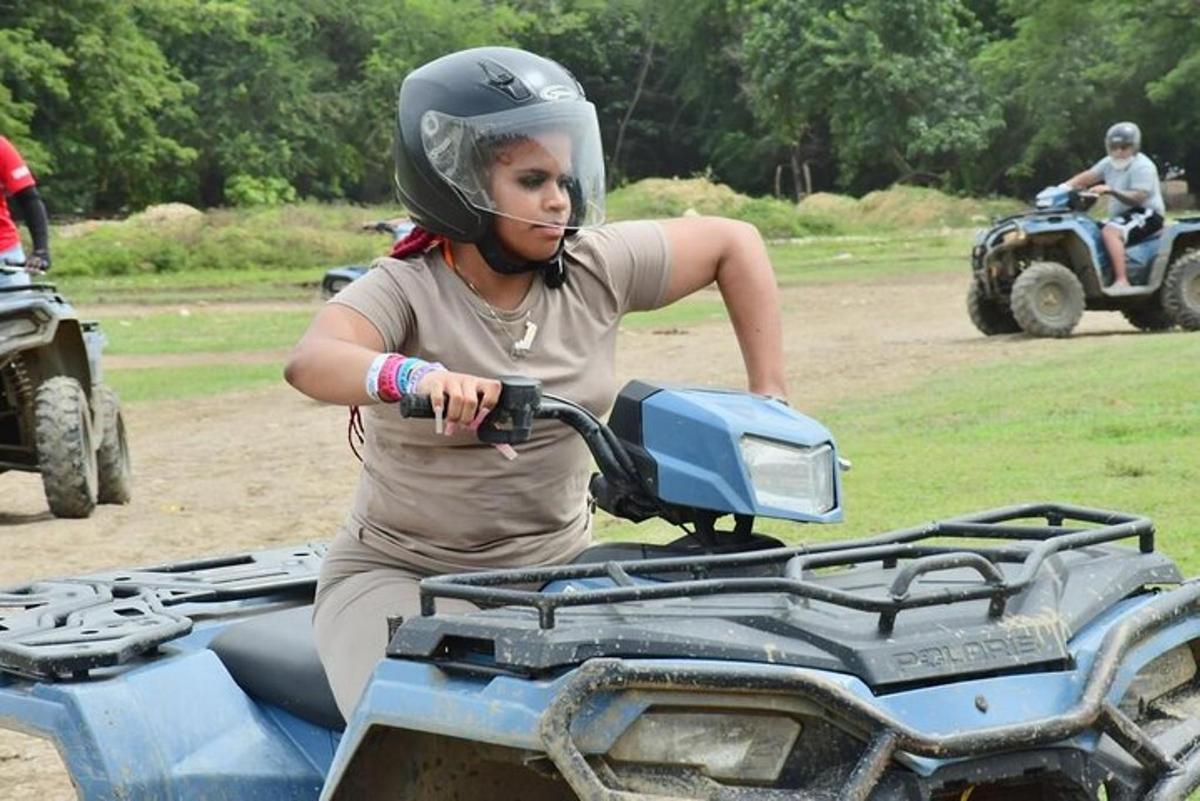une femme portant un casque sur un VTT