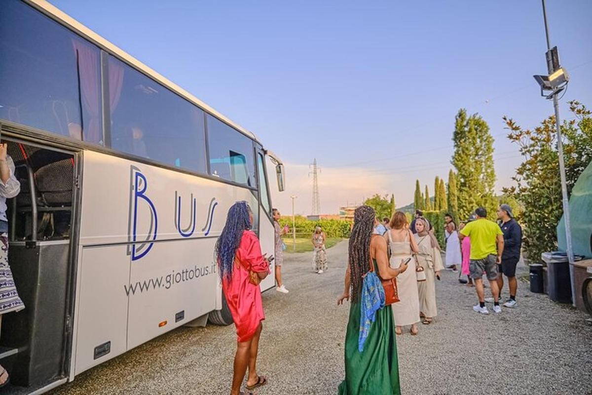 un grupo de personas de pie junto a un autobús