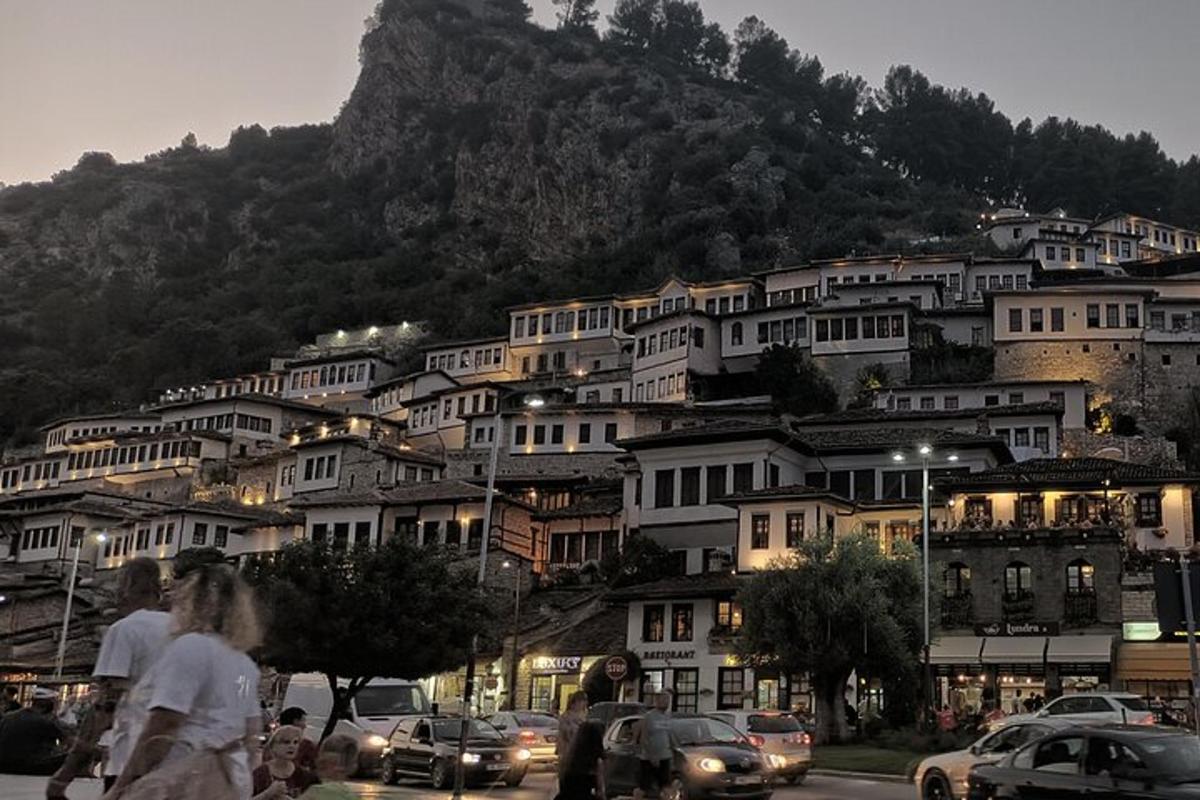 eine Stadt mit einem Berg mit Autos und Gebäuden