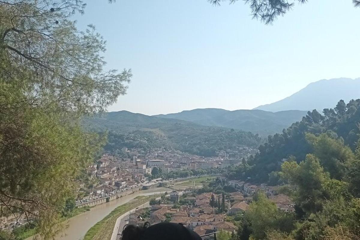 μια θέα μιας πόλης από έναν λόφο με μια κωμόπολη