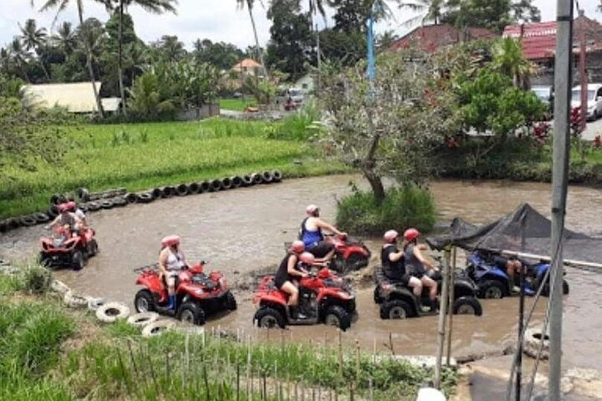 un gruppo di persone che percorrono in quad un fiume