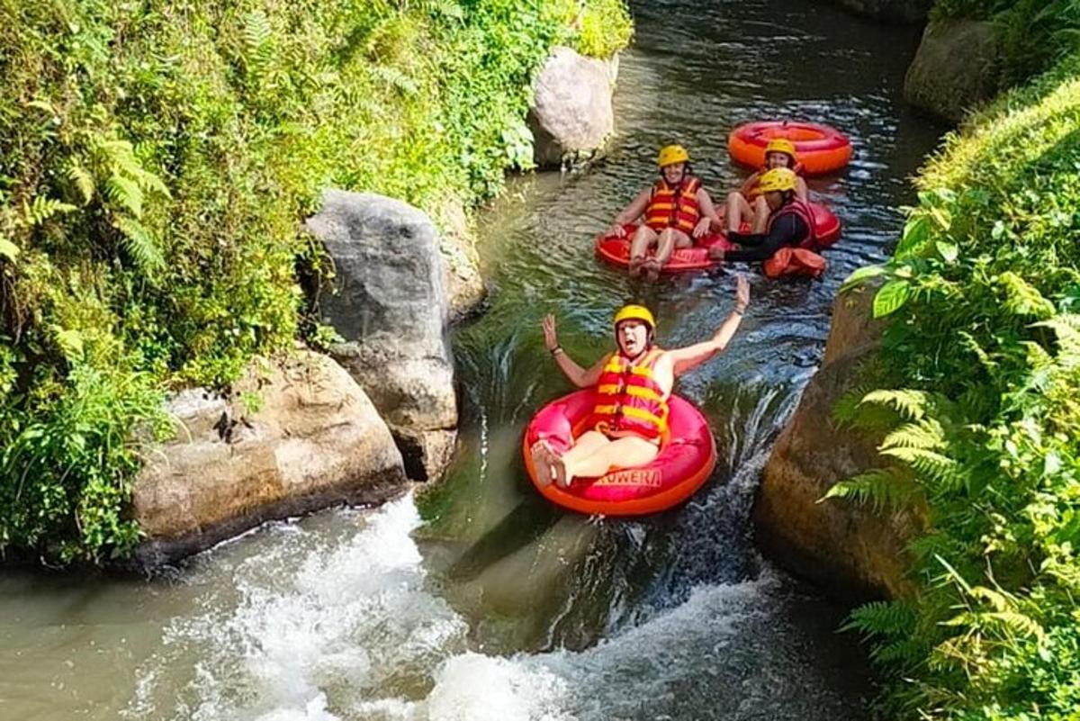 un gruppo di persone che fanno rafting lungo un fiume