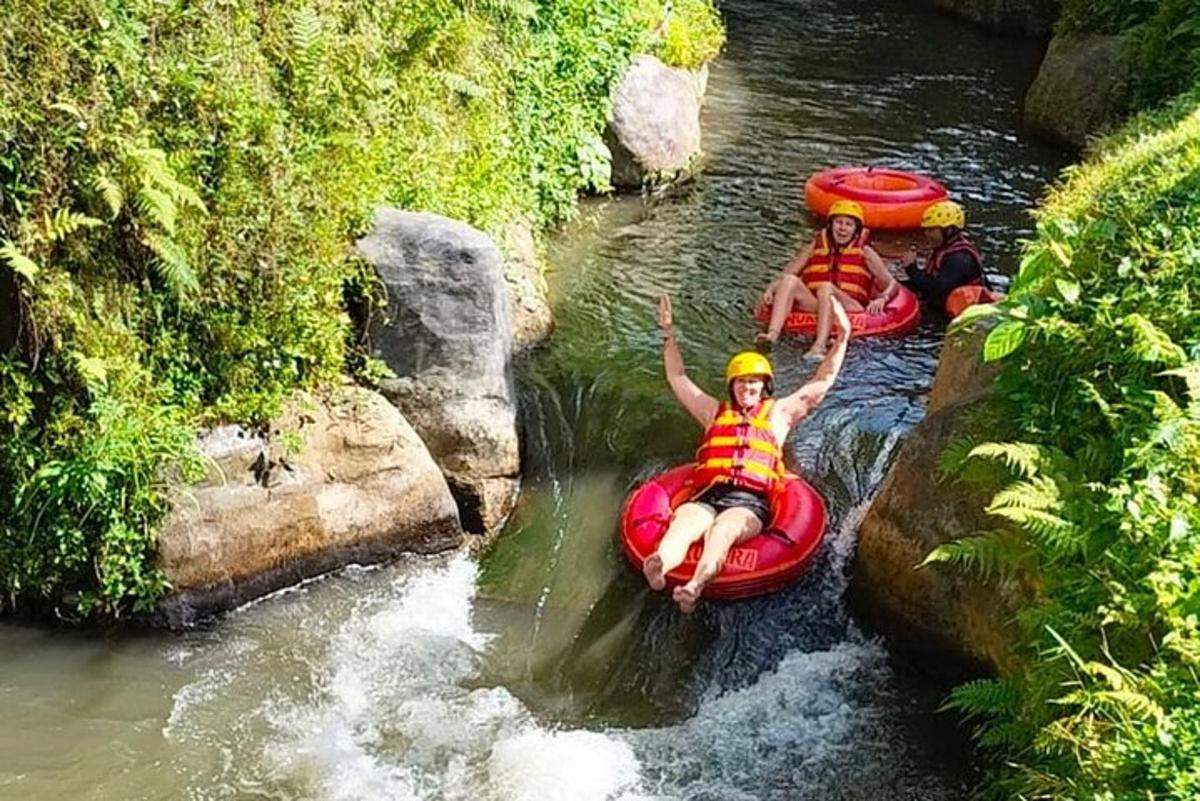 tre persone stanno facendo rafting lungo un fiume