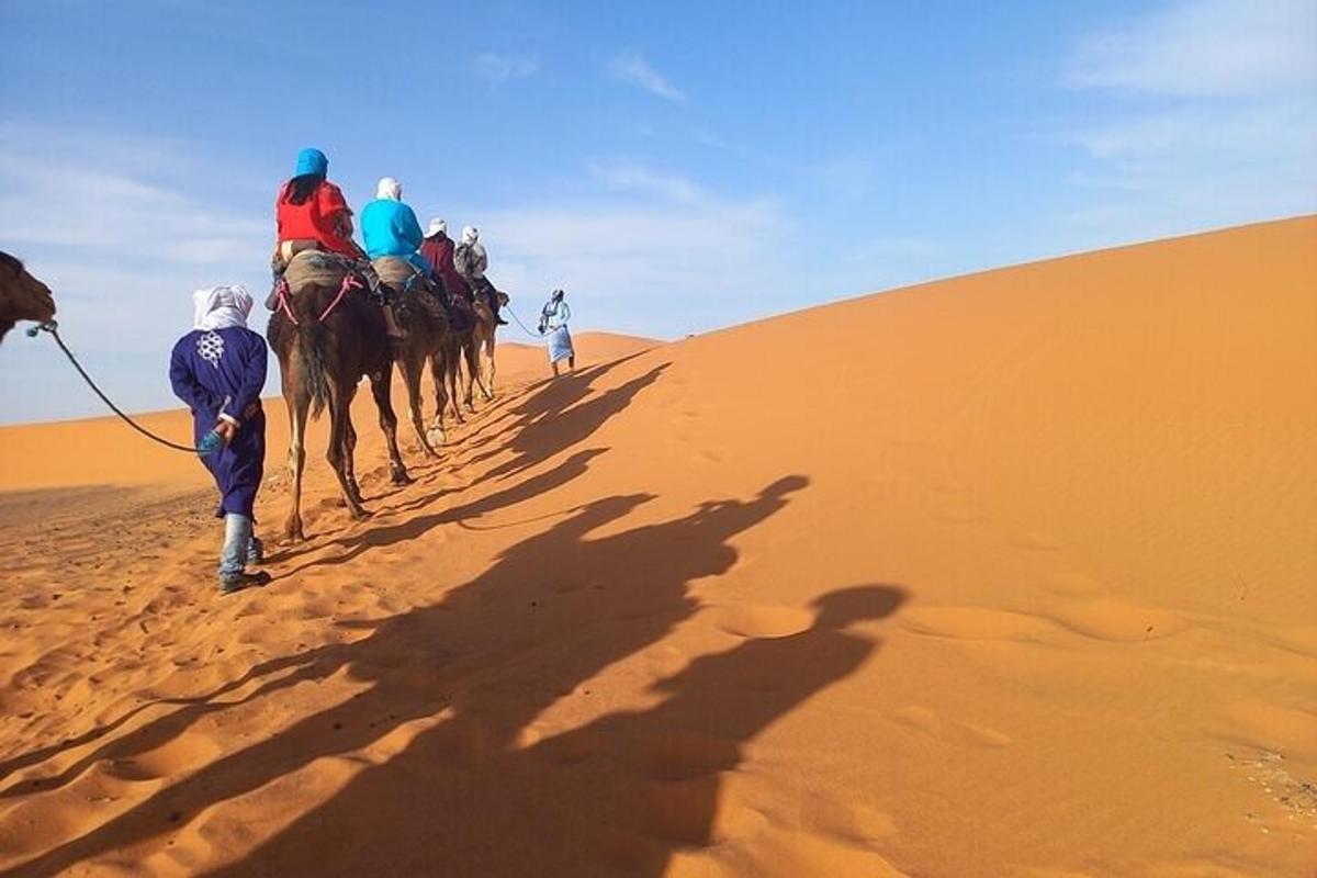 مجموعة من الناس يركبون الخيول في الصحراء