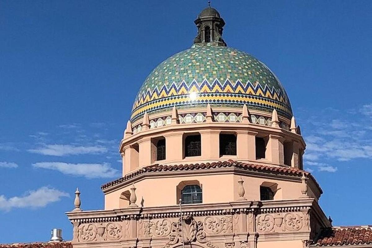 un edificio con una cupola in cima
